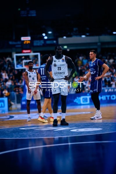 Spieler stehen konzentriert auf dem Spielfeld