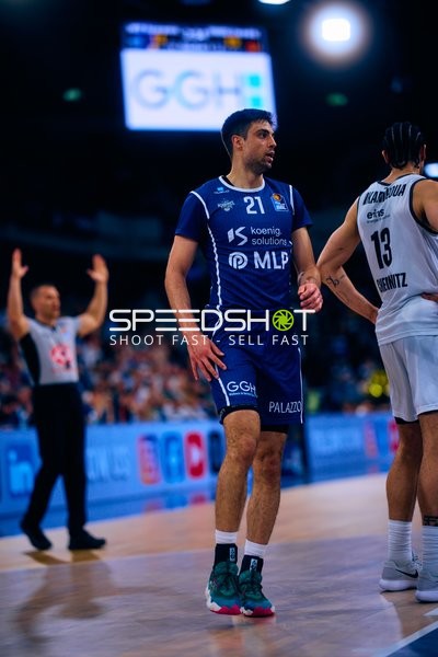 Mateo Šerić (21, MLP Academics Heidelberg) neben Olivier Nkamhoua (13, Niners Chemnitz)