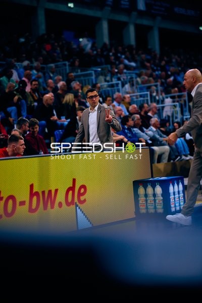 Trainer an der Seitenlinie beim Basketballspiel