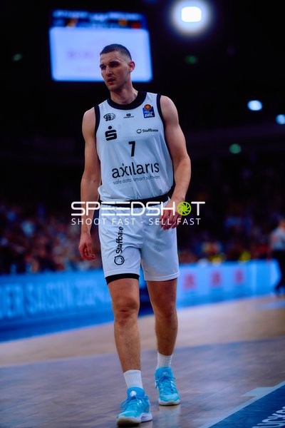 Spieler der Niners Chemnitz mit Trikotnummer 7 am Spielfeldrand