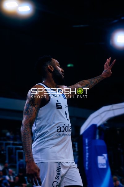 Spieler signalisiert mit ausgestrecktem Arm