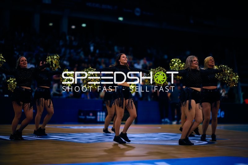 Cheerleader Tanz im SNP Dome