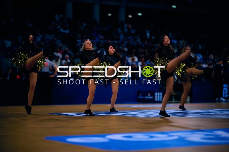 Cheerleader tanzen während Basketballspiel