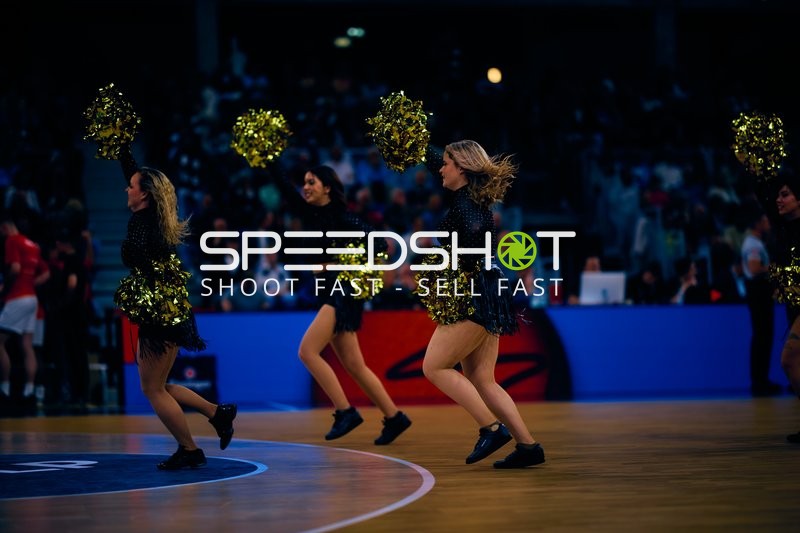 Cheerleader-Tanz mit Pompons