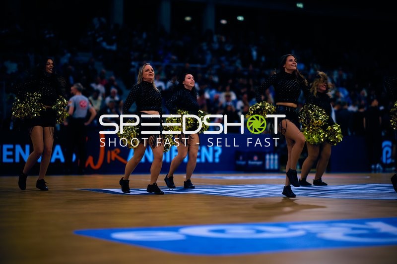 Cheerleader-Show mit Pompons auf dem Spielfeld