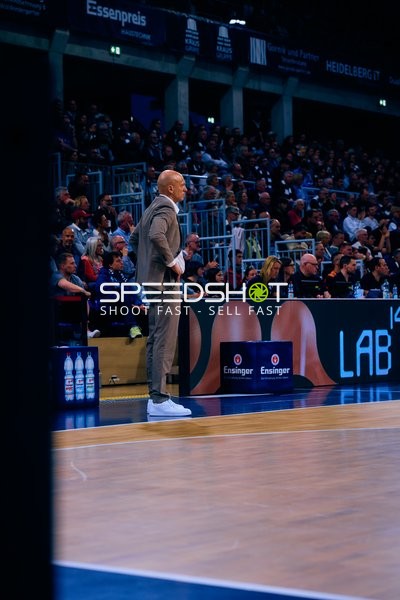 Trainer an Seitenlinie beim Basketballspiel