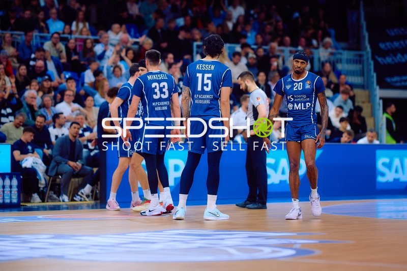 MLP Academics Spieler stehen auf dem Spielfeld