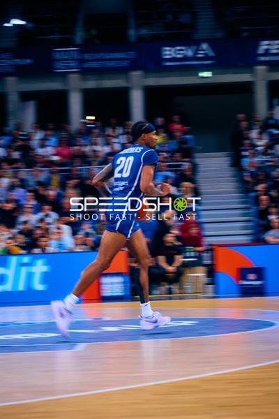 Dribbelnder Spieler Michael Weathers (20, MLP Academics Heidelberg)