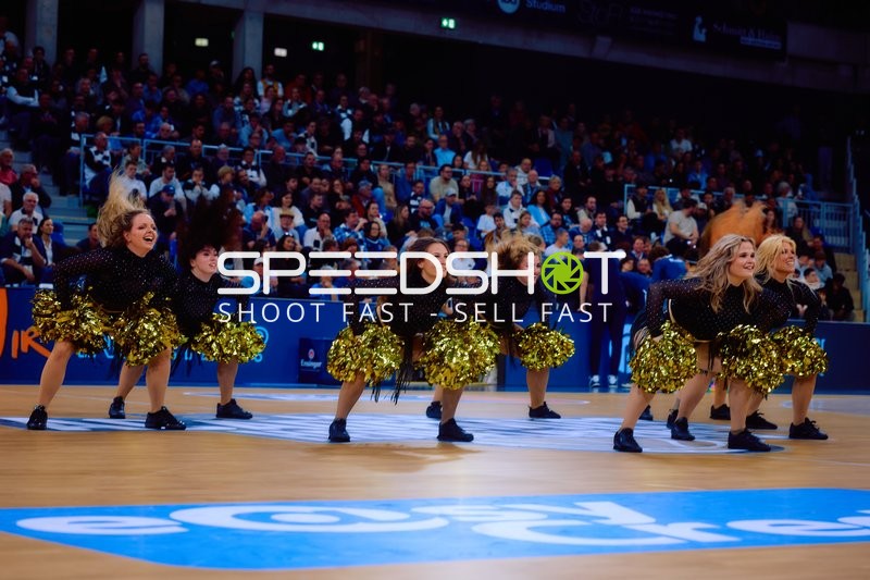 Cheerleader tanzen mit goldenen Pompons