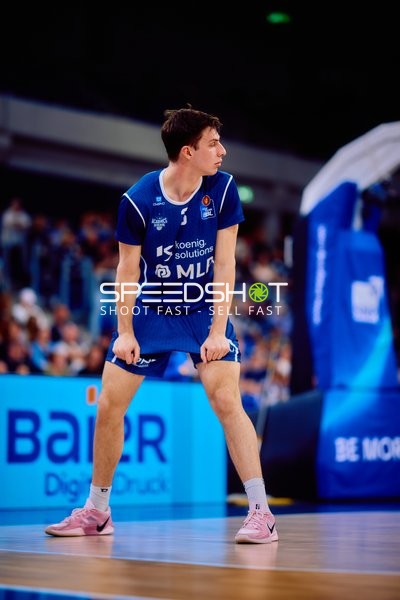 Spieler Nummer 5 (MLP Academics Heidelberg) bereitstehend im Einsatz