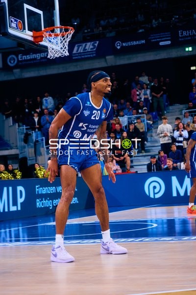 Spieler Michael Weathers (20, MLP Academics Heidelberg) verteidigt am Korb