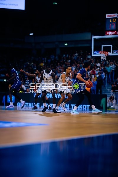 Luca Kellig (4, Niners Chemnitz) dribbelt, Nummer 14 (MLP Academics Heidelberg) verteidigt