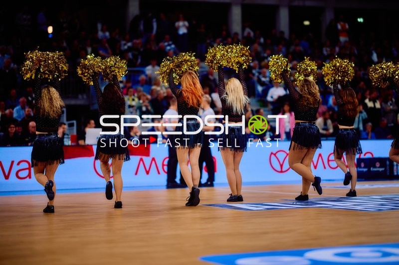 Cheerleader-Show mit goldenen Pompons