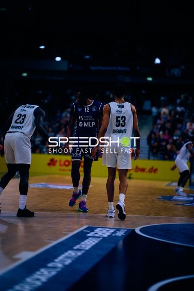 Spieler laufen zum Korb