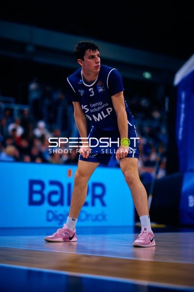 Spieler positioniert sich am Spielfeld