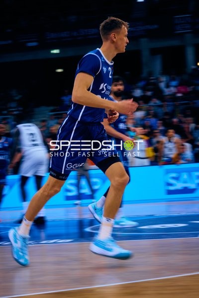 Spieler Evan Rietsch (7, MLP Academics Heidelberg) läuft auf dem Spielfeld