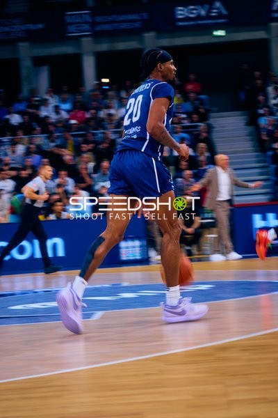 Spieler dribbelt mit Ball