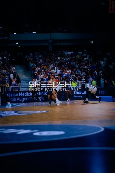 MLP Academics Spieler dribbelt unter Druck von Niners Chemnitz