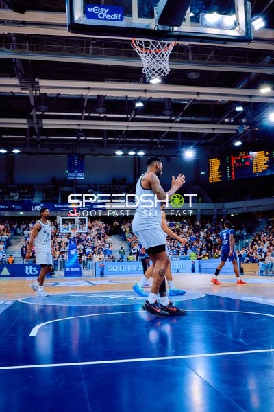 Basketballspiel mit Passaktion im SNP Dome