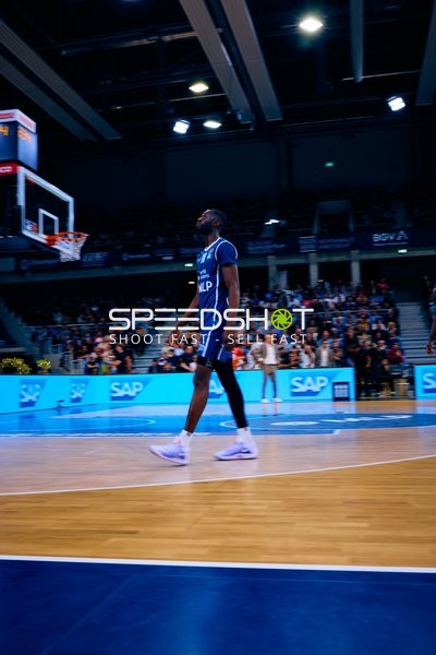 Spieler läuft auf Spielfeld