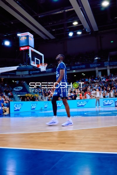 Spieler steht auf dem Feld