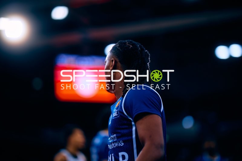 Spieler blickt zum Spielfeld