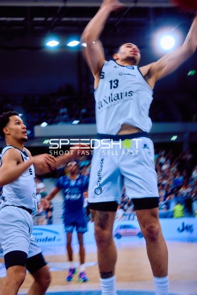 Olivier Nkamhoua (13, Niners Chemnitz) springt nach Ball