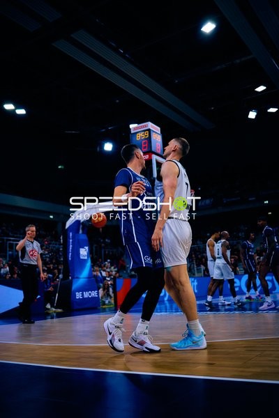 Körperbetonte Abwehrszene