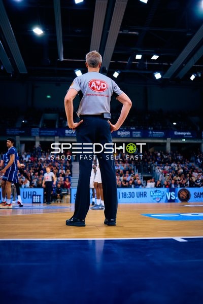 Schiedsrichter mittig stehend