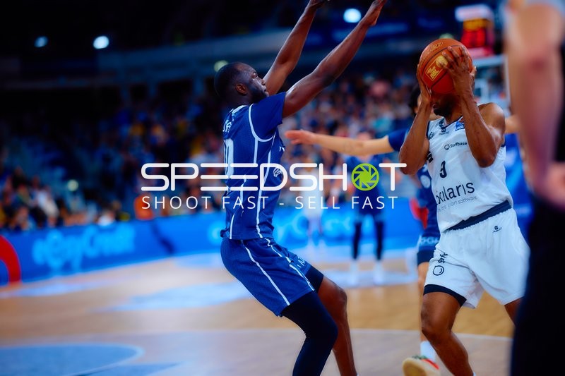 Wurf von Nummer 8 (Niners Chemnitz) gegen DJ Horne (0, MLP Academics Heidelberg)