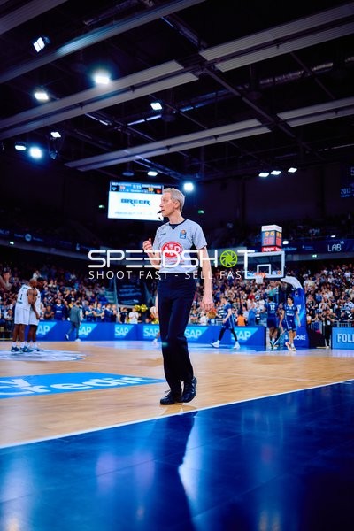 Schiedsrichter läuft auf Basketballfeld