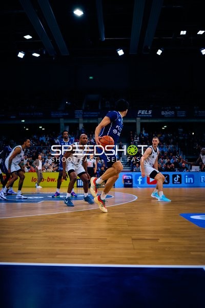 Spieler Andrew O’Brien (3, MLP Academics Heidelberg) dribbelt gegen Verteidiger der Niners