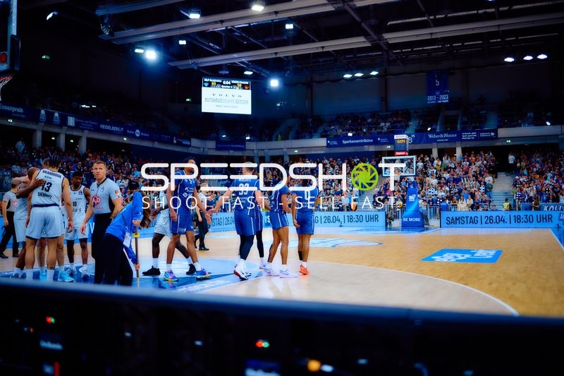 Spieler in Warteposition auf dem Feld