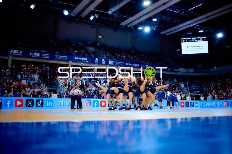 Cheerleader Tanzeinlage beim Basketballspiel