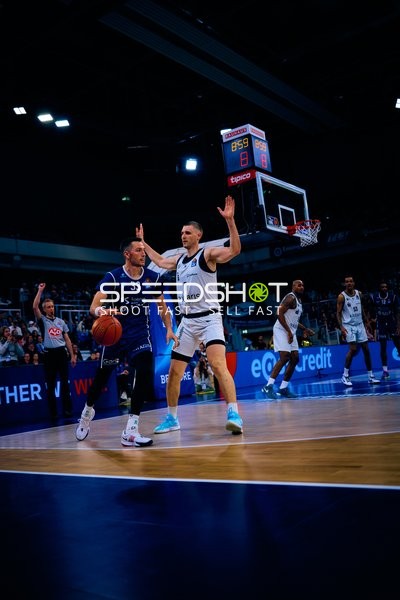 Ryan Mikesell (33, MLP Academics Heidelberg) mit Ball, Jonas Richter (7, Niners Chemnitz) verteidigt