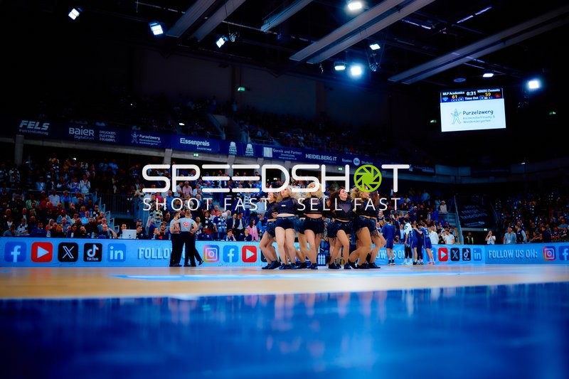 Mannschaft feiert auf dem Spielfeld