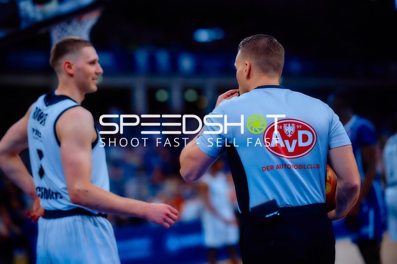 Spieler Nummer 8 und Schiedsrichter im Gespräch