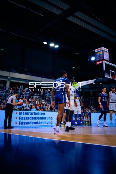 Spieler stehen am Basketballfeld