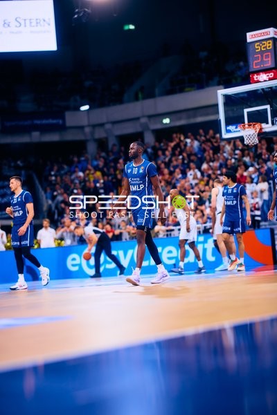 MLP Academics Spieler laufen auf dem Spielfeld