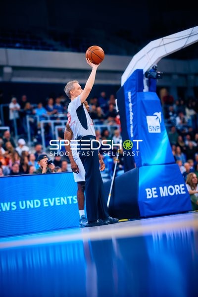 Schiedsrichter hebt Ball hoch