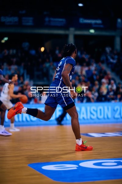 Spieler Dominic Vengert (8, MLP Academics Heidelberg) läuft auf dem Spielfeld