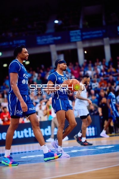 Bakary Dibba (10, MLP Academics Heidelberg) dribbelt am Rand