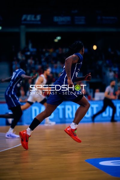 MLP Academics Spieler läuft nach vorne