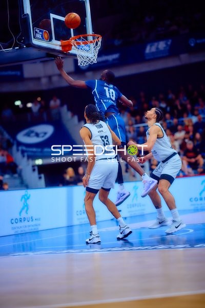 Bakary Dibba (10, MLP Academics Heidelberg) wirft am Korb