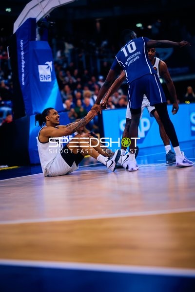 MLP Academics Spieler hilft Gegenspieler vom Boden