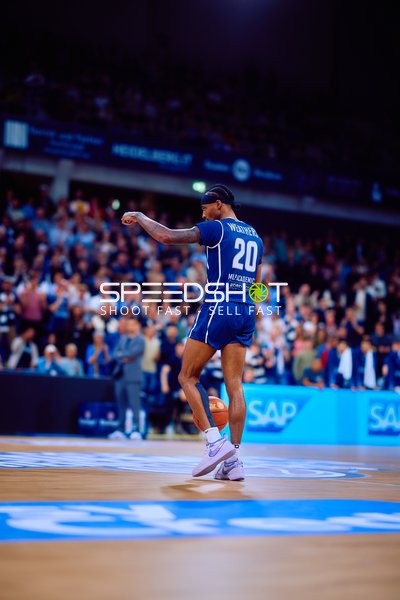 Michael Weathers (20, MLP Academics Heidelberg) bereitet Pass vor