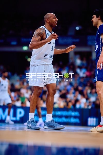 DeAndre Lansdowne (9, Niners Chemnitz) kommuniziert mit Paul Zipser (9, MLP Academics Heidelberg)