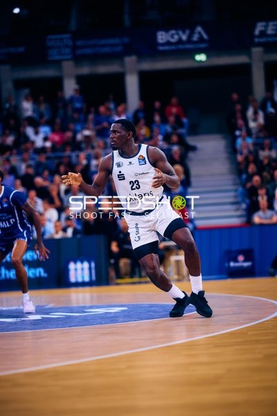 Damien Jefferson (23, Niners Chemnitz) verteidigt gegen Nummer 10 (MLP Academics Heidelberg)