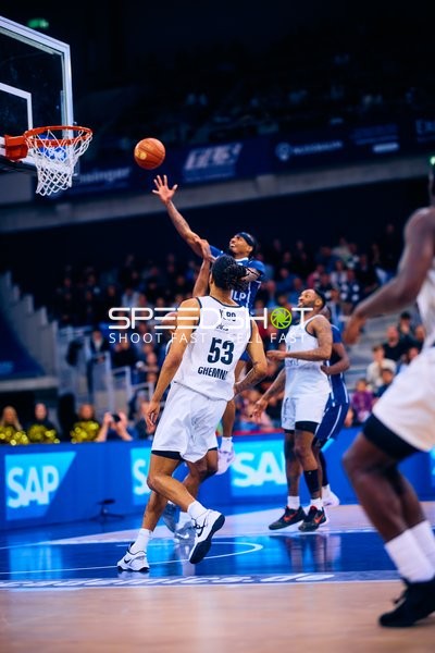 Niners Chemnitz Spieler beim Wurf zum Korb