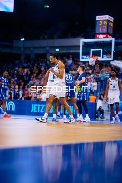 Nummer 20 (Niners Chemnitz) läuft begleitet von DJ Horne (0, MLP Academics Heidelberg)